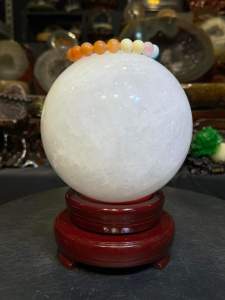 clear white quartz ball with base can turn 💯天然白水晶球 3.2kg 🆓附送底座   白水晶球，被誉为“摩尼宝珠”，是所有光色的综合体👍 代表着平衡、圆满，使人心灵宁静，和谐纯洁，可净化和修补四周及人体自身负性能量，带来好运🍀  球径Diameter: 13cm  净重Raw weight: 3.2kg 含底座高total tall: 18cm   总重total weight: 3.5kg