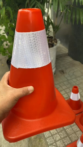 Cọc tiêu giao thông nhựa HDPE dẻo cao 30cm GT.30D phản quang trắng phân làn giao thông công trình