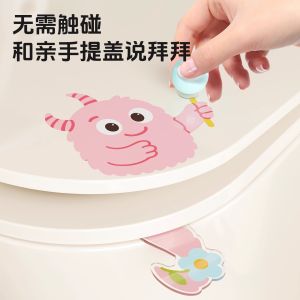 เครื่องเปิดฝาปิดที่นั่งสำหรับเด็กน่ารักไม่เปื้อนมือ เครื่องมือตกแต่งห้องน้ำลายการ์ตูนและอนิเมะขนาดกลาง