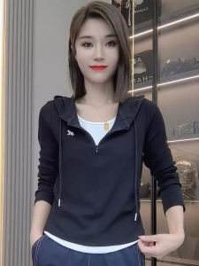 เสื้อยืดคอกลมแขนยาวมีฮู้ดแฟชั่นสำหรับผู้หญิง ฤดูใบไม้ร่วง 2025 ดีไซน์ใหม่ เสื้อเชิ้ตชั้นในแบบสองชิ้นปลอม เสื้อตัวบน