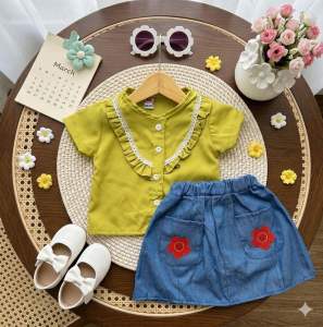 Setelan bayi perempuan D&J kids dengan atasan dan rok denim biru dengan detail bunga merah. Cocok untuk acara santai di luar ruangan