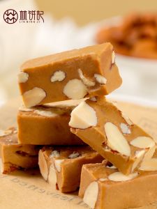 Handmade Caramel Sea Salt Toffee Almond Pistachio Hawaiian Nuts Snacks Individually Packaged Traditional Candy from China