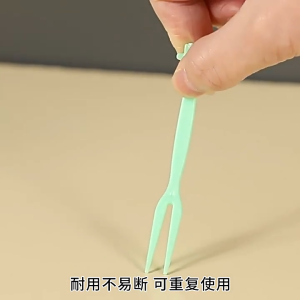 50Pcs Disposable Plastic Fruit Fork Mini Forks Children Snack Cake Fruit Lunches Party Decor Cute Small Fork Garpu Buah 一次性水果签