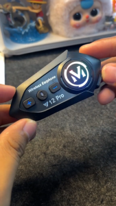 【NEW】SOARFLY Y12 Pro ชุดหูฟังอินเตอร์คอมติดหมวกกันน็อค แฮนด์ฟรี กันน้ำระดับ IP56 พร้อมไฟเอฟเฟกต์สุดเท่ เบสแน่น ตัดเสียงรบกวน อินเตอร์คอม 2 คน ระยะ 500 เมตร เชื่อมต่อมือถือ ใช้งานได้นาน ไมโครโฟนในตัว เหมาะสำหรับหมวกกันน็อคมอเตอร์ไซค์