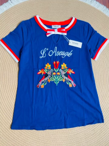 เสื้อยืด สีนำ้เงิน เนื้อผ้าดีมากก ป้ายห้อย