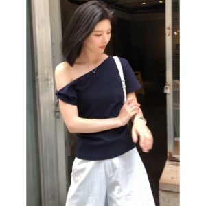 YUEZHONGWEI | เสื้อยืดแขนสั้นทรงเข้ารูปสไตล์ฝรั่งเศสสำหรับผู้หญิงในช่วงฤดูร้อน เสื้อแขนสั้นทรงเข้ารูปไม่สมมาตร ทรงสลิมฟิต เสื้อแขนสั้นคอเฉียง