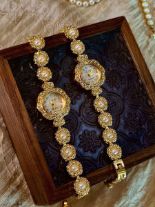 สายนาฬิกาไข่มุกผู้หญิงแฟชั่นฝรั่งเศสที่สวยงามและกะทัดรัดแบบใหม่ 1 ชิ้น ประดับด้วยไรน์สโตนที่เปล่งประกาย นาฬิกาควอทซ์ทรงกลมกันน้ำ 30 เมตร เหมาะสำหรับวันหยุดและของขวัญวันเกิด