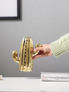 Eyre Skandinavia kreatif keramik kaktus stoples uang ornamen dekoratif ornamen ruang tamu modern pendingin anggur aksesoris rumah hadiah ornamenScandinavian creative ceramic cactus money jar decorative ornaments