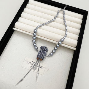 สร้อยคอโซ่กระดูกไหปลาร้าไข่มุกสีเทาสไตล์พังก์ จี้หมีน่ารัก ดีไซน์น่ารัก หวานและเท่ โซ่กระดูกไหปลาร้าโซ่กระดูกไหปลาร้าแบบใหม่ โซ่กระดูกไหปลาร้าแบบมีจี้