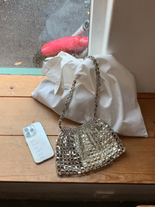 กระเป๋าถือผ้าปักลายทรงสี่เหลี่ยมกลวงแบบมีดีไซน์สร้างสรรค์ สีเงิน ทำจากลูกปัด กระเป๋าสะพายไหล่แบบสวมใต้วงแขน กระเป๋าผู้หญิงสำหรับฤดูร้อน กระเป๋าสะพายข้างแบบลำลอง