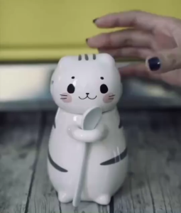 A 300 ml ceramic cup for cute cats equipped with a spoon and a lid hand-painted coffee and milk se
