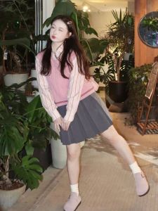 ชุดสองชิ้นสไตล์เกาหลีสำหรับผู้หญิงวัย 18-25 ฤดูใบไม้ผลิและฤดูใบไม้ร่วง เสื้อกั๊กสีชมพูอ่อน แขนยาวลายทาง คอกลม ทรงหลวม ชุดแฟชั่น