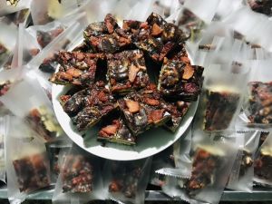 (250GR) BÁNH BÔNG TUYẾT SÔ CÔ LA HEALTHY ( SÔ CÔ LA NGUYÊN CHẤT HẠNH NHÂN ÓC CHÓ ĐỎ DÂU TÂY SẤY KO ĐƯỜNG) CỰC THƠM NGON VÀ TỐT CHO SỨC KHOẺ LÀ MÓN ĂN VẶT DÀNH CHO MỌI LỨA TUỔI shop mebenbull2229 mebenbull