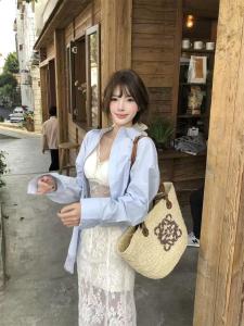 เสื้อเชิ้ตแขนยาวผ้าลูกไม้สีน้ำเงินสไตล์เกาหลีสำหรับผู้หญิง ฤดูใบไม้ผลิ 2025 เสื้อเชิ้ตทรงหลวมๆ ยาวคลุมเข่า เสื้อเชิ้ตแขนยาวแบบครึ่งตัว