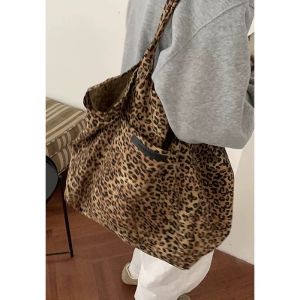 กระเป๋าผ้าใบลายเสือดาวความจุขนาดใหญ่สำหรับผู้หญิง ดีไซน์ลำลอง กระเป๋าสะพายไหล่แบบอเนกประสงค์ แฟชั่นสำหรับการเดินทางไปทำงาน กระเป๋าถือแบบ Tote