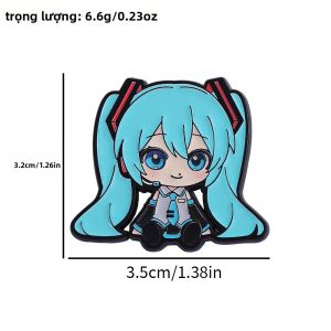 Bandai | Ghim Cài Áo Men Hình Cô Gái Anime Chibi Blue Hai Bím Tóc Phong Cách Nhạc Pop Dễ Thương Nhân Vật Hoạt Hình Chất Liệu Kim Loại Dùng Cho Ba Lô Và Quần Áo