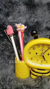 Đồng Hồ Báo Thức Hình Chú Ong Dễ Thương Có Khay Đựng Bút Thời Trang