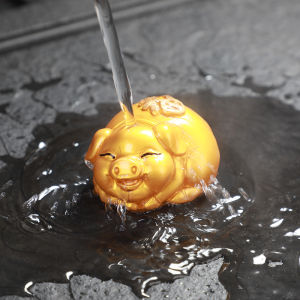 ตุ๊กตาเลี้ยงน้ำชารูปหมูนำโชคเปลี่ยนสีปีนักษัตรของตกแต่งชุดน้ำชาเรียกทรัพย์ไอเดียสร้างสรรค์อุปกรณ์เสริมถาดน้ำชากังฟูของตั้งโชว์เล็กแท่นชงชาสามารถเลี้ยงได้