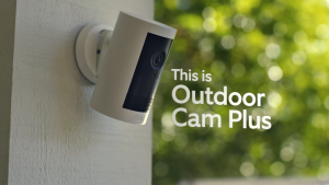 กล้องวงจรปิดภายนอก Amazon Ring Outdoor Camera Plus แบบแบตเตอรี่ — วิดีโอความละเอียด 2K มุมกว้าง พร้อมเทคโนโลยี Ring Vision มองเห็นได้ในที่แสงน้อยด้วยภาพสีตอนกลางคืน ติดตั้งได้หลากหลายตำแหน่งตามต้องการ
