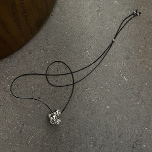 Black Rope Pendant Necklace Womens Style Blogger Heart Long Sweater Chain Versatile Simple Fashion Jewelry Accessory