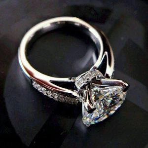 Nhẫn Đính Hôn Cổ Điển Dành Cho Nữ Huitan Đá Cubic Zirconia Rực Rỡ Cầu Hôn Kỷ Niệm Trang Sức Thời Trang