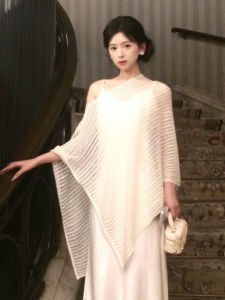 YUEZHONGWEI | เสื้อคลุมไหมน้ำแข็งสีขาวสไตล์ฝรั่งเศสแบบไม่สมมาตรสำหรับผู้หญิงในช่วงฤดูร้อน เสื้อคลุมกันแดดแบบบาง แขนยาว ทรงหลวม สไตล์เกาหลี