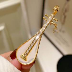 Elegant Natural Shell Pipa Men's Chest Pin: A Stylish Western Suit Lapel Pin