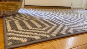 Thảm trải sản đế cao su TPR chống trượtdễ dàng vệ sinh bằng máy hút bụimáy giặt.Hoạ tiết ZIC ZAC