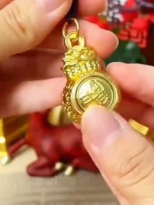 已开光 招财 日进斗金福袋钥匙扣挂件十二生肖可旋转汽车钥匙吊坠包包挂饰礼物 Zodiac Money Bag Car Key Chain Can Rotate The Year of The Dragon and The Year of The Life Charm Pendant Gift