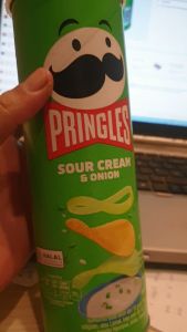 Khoai tây chiên sour cream & onion Pringles hộp 102g nhập khẩu Malaysia