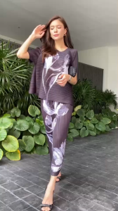 เสื้อแพตเทิร์น สวยเกร๋  ทรงคอกลม แขนสั้น พิมพ์ลายกราฟฟิค 〽️〽️ เพิ่มความเกร๋กรุบ ด้วยการอัดพลีท เฉลียงด้านข้าง เริ่ดๆ        กระโปรงอัดพลีททรงสอบ  ตรงยาว งานยืดหยุ่นได้เยอะ สวย หรู ดูดี ทุกมิติ ทีกระเป๋าข้าง ให้ล้วงมือสบายๆ จะใส่ชิวๆ หรือออกงานชุดเดียวอยู่