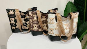 FXSAXUNN 【จัดส่งภายใน 2-3 วัน】พิมพ์หมีกระเป๋าถือสุภาพสตรีสบาย ๆ Oxford ผ้ากระเป๋าแฟชั่นแนวโน้มความจุขนาดใหญ่กระเป๋าสะพายไหล่ช้อปปิ้งใต้วงแขน