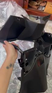 Yếm ổ khoá nhựa dàn áo xe Vario 125i và 150i đời 2023 2024 2025 màu đen nhám