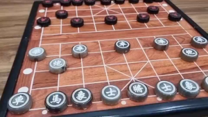 Bộ Cờ Tướng Bằng Sừng Trâu. Cờ Sừng 2 Mặt. Kích thước quân 3.8cm. Hoa Văn Khắc Chìm.