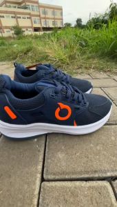 Sepatu Sneakers Kasual Running Pria Wanita Terbaru