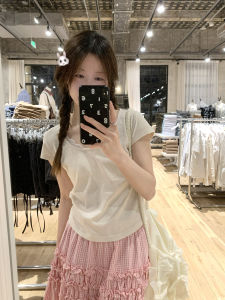 เสื้อยืดแขนสั้นทรงเข้ารูปสำหรับผู้หญิง ดีไซน์ลายขอบลูกไม้ ทรงเข้ารูป เส้นใยไตรอะซิเตท ระบายอากาศได้ดี ช่วงไหล่ เสื้อตัวบน