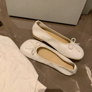 รองเท้าบัลเล่ต์สีแดงติดโบว์ปากตื้นหัวกลมหนังแท้สไตล์ฝรั่งเศสรองเท้าคุณยายส้นแบนพื้นนิ่มใส่สบายแมทช์ลุคง่ายใส่ช่วงฤดูร้อนสำหรับผู้หญิง