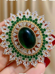 จี้หน้าอกแบบใหม่หรูหราสไตล์ฝรั่งเศสย้อนยุคสำหรับผู้หญิง เครื่องประดับตกแต่งเสื้อผ้าแบบจีนโบราณ จี้หน้าอกสีเขียวคริสตัล จี้หน้าอกโลหะผสม