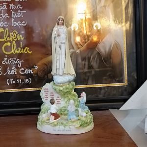 Tượng Đức Mẹ Ftima hiện ra trên núi và 3 trẻ quỳ cao 18cm – tượng sứ trí xe hơi - quà tặng công giáo
