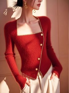 เสื้อสเวตเตอร์คอเหลี่ยมสีแดง ทรงเข้ารูป แขนยาว ผ้าขนสัตว์ ทรงปกติ ฤดูหนาว 2024 แฟชั่นสตรีท คอเหลี่ยม ไม่สมมาตร เสื้อสเวตเตอร์