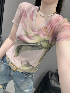 เสื้อยืดคอวีแขนสั้นผ้าตาข่ายพิมพ์ลายแฟชั่นสำหรับผู้หญิง เสื้อแขนสั้นทรงสลิมฟิตยืดหยุ่นได้หลากหลาย ฤดูร้อน 2024