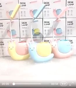 Đèn học ốc sên có khay đựng bút cho các bạn học sinh đèn chống cận