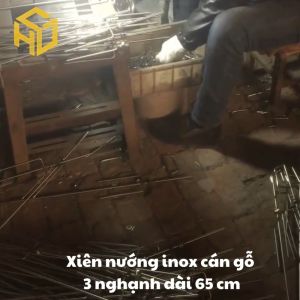 Xiên nướng gà vịt đinh ba cán gỗ – Dài 65cm – Dành cho máy quay tại bàn – Inox 201 dày chuyên dụng nướng đùi dê đùi cừu