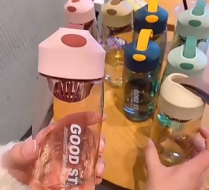 [HCM] Bình nước tập gym bình đựng nước nhựa trong suốt kiểu dáng thể thao bình nước có dung tích lớn 550ml- Randy888