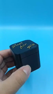 คริสต์มาสที่น่าสนใจ Prank ของขวัญนิ้วกลางในกล่องคริสต์มาสกล่องของขวัญสร้างสรรค์ตลกตกแต่งโต๊ะตกแต่งบ้าน