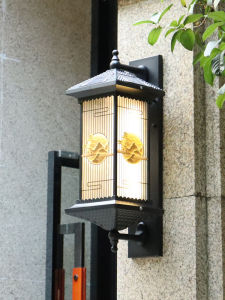 ไฟติดผนังพลังงานแสงอาทิตย์แบบจีนสำหรับสวนบ้านพักชั้นเดียวแบบยูนิฟอร์ม ไฟติดผนังแบบติดผนังแบบป้องกันน้ำระดับ IP55