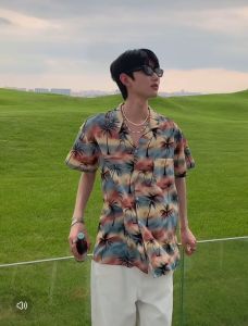 เสื้อสงกรานต์ผู้ชาย ลายดอก คอปก แขนสั้น กระดุมหน้าชายผ้าโค้ง ผ้าไหมอิตาลี เสื้อสีฟ้าพิมพ์ลายต้นมะพร้าว แห้งไว สีไม่ตก ยับยาก ใส่เล่นน้ำ เสื้อฮาวาย #3014