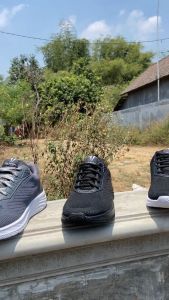 Sepatu sneakers rajut running pria wanita