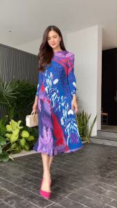 มินิเดรสอัดพลีท ทรงคอปีนแขนยาว แพทเทิร์น โค้งเคิร์ฟเข้าเอว ความยาวคลุมเข่า กำลังดี ทรงเบสิค แต่สวย คลาสสิค 👑  เนื้อผ้าอัดพลีท เนื้อนิ่ม นุ่ม ใส่สบาย  รุ่นนี้ใช้ผ้าพิมพ์ลาย กราฟฟิค 💫💫 อัดพลีท อย่างดี งานสวยมว้ากกกกก‼️  ชุดเดียวเอาอยู่ สวย เรียบหรู  👑 ถ