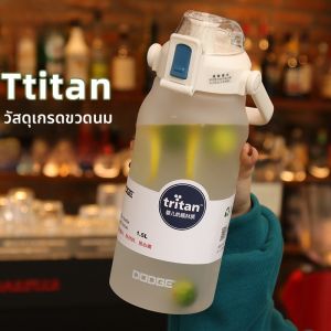 หลบความจุขนาดใหญ่ 2000 มลขวดน้ำกีฬาผู้ชายออกกำลังกายกลางแจ้งแบบพกพาถ้วยฟางฤดูร้อนการออกกำลังกายถ้วยอวกาศวัสดุไทรทัน